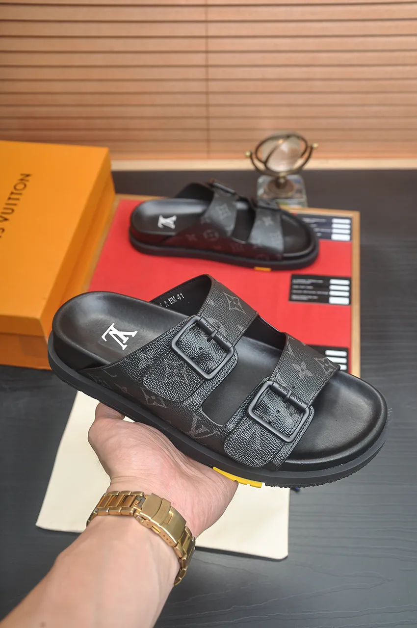 Men's shoes 💰400💶 [Louis Vuitton LV slippers] (high-end cowhide) counter 1:1 fashion style, a must-have for summer! The designer used LV’s iconic outsole. The original simple slippers instantly become fashionable! The upper is made of flexible special cowhide leather straps alternately, and the workmanship is exquisite! A must-have for stylish men in summer, size 38-45 (45 customized)
